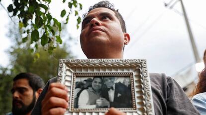 Un vecino del barrio de Clavería (Ciudad de México) sostiene una foto con José José.