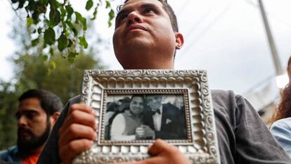 Un vecino del barrio de Clavería (Ciudad de México) sostiene una foto con José José.