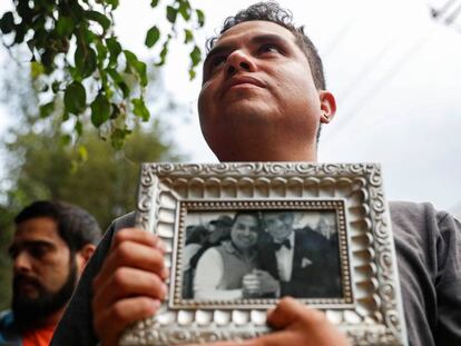 Un vecino del barrio de Clavería (Ciudad de México) sostiene una foto con José José.