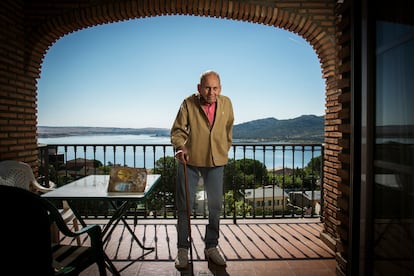 Juan Muñoz Martín, escritor de cuentos infantiles, en su casa de Manzanares el Real.  