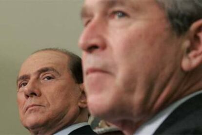 Silvio Berlusconi (izquierda) y George W. Bush, ayer en la Casa Blanca.