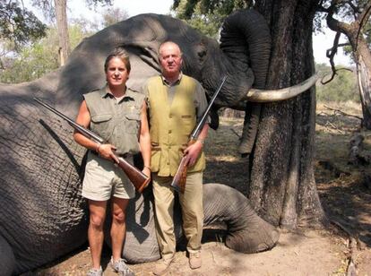 El rey Juan Carlos posa con otro cazador delante de un elefante abatido en Botsuana en 2006, en una fotografía publicada por la web de la compañía Rann Safaris.