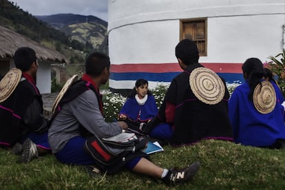 El resguardo indígena de Guambia tiene hasta universidad propia. Jacinta Cuchillo Tunubalá, en el centro, también enseña. En la imagen imparte una clase sobre la cosmovisión de su etnia a alumnos misak en el centro del resguardo comunitario, con el museo al fondo. Aunque hoy hay afán por recuperar las tradiciones y proteger la herencia indígena y son muchos los jóvenes que se interesan por sus orígenes y cultura, muchos más son los que abandonan los territorios en busca de mejor vida en la ciudad.