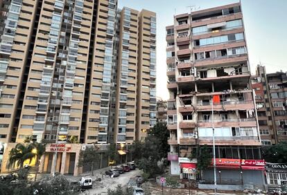 Bloque de viviendas dañado tras un bombardeo israelí en Beirut, este lunes.