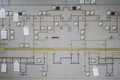 Na imagem, um painel de controle da Usina Termoelétrica Carbon II, em Nava. Eulalio Gutiérrez diz que em uma visita recente López Obrador prometeu investir nas usinas de carvão para "gerar energia sem depender de ninguém", um discurso de soberania que acompanha o presidente em vários campos. O que a indústria do carvão interpreta como um discurso esperançoso é observado pelos ecologistas, contudo, como uma aposta "regressiva".