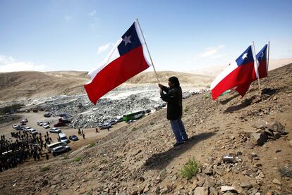 Uno de los 33 mineros ondea una bandera chilena en las inmediaciones de la mina San José.
