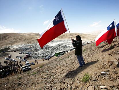 Uno de los 33 mineros ondea una bandera chilena en las inmediaciones de la mina San José.