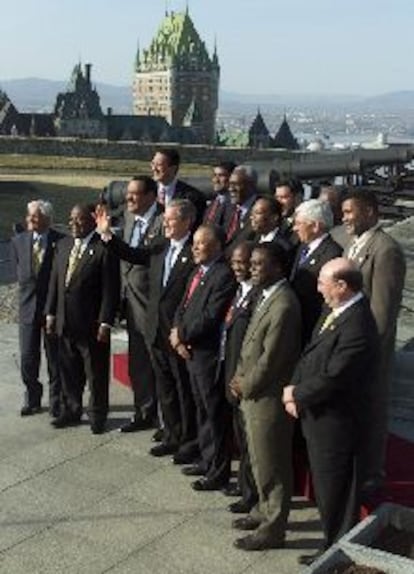 El presidente de EE UU, George Bush (en el centro), con varios dirigentes de países caribeños ayer en Quebec.