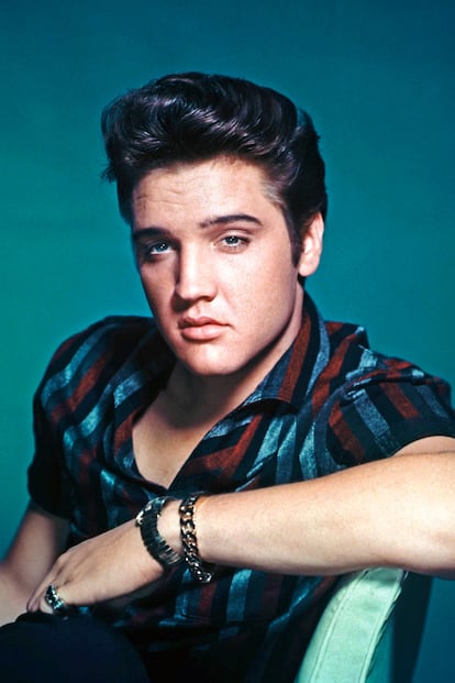 Elvis Presley revolucionó el mundo de la peluquería masculina. Ellas le amaban por su pelo (y movimiento de caderas) y ellos querían imitarle.