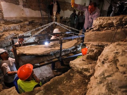 Los operarios extraen el sarcófago hallado en Granada.