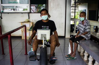 Dos de los internos hacen ejercicios con una mascarilla para no contagiarse de tuberculosis que padecen algunos pacientes de la clínica.