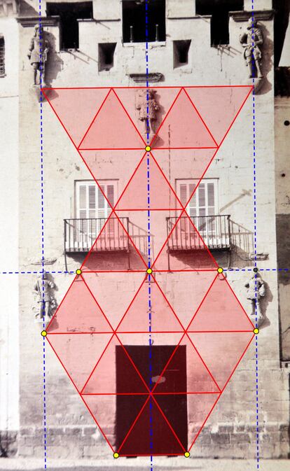 Geometría de la fachada de la Casa de los Tiros, decorada por cinco esculturas que representan a Hércules, Teseo, Mercurio, Jasón y Héctor. En la fachada se abre una gran puerta adintelada del siglo XVII y sobre ésta hay tallada una espada que perfora un corazón y la leyenda 'El corazón manda'.