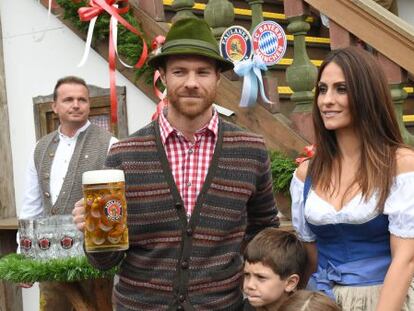 Xabi Alonso en la celebraci&oacute;n del Oktoberfest en M&uacute;nich.