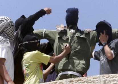 Jóvenes palestinos apuñalan un muñeco vestido como un soldado israelí, ayer en Belén.