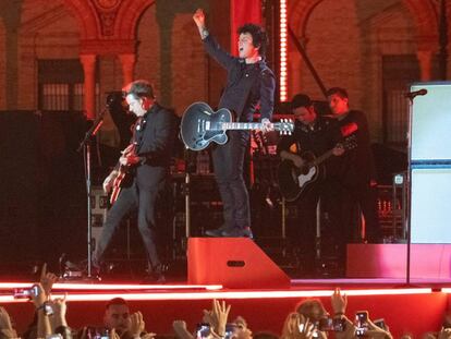 Green Day, este sábado en el concierto que ha ofrecido en la Plaza de España de Sevilla. En el centro, Billie Joe Armstrong.
 
  