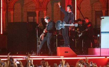 Green Day, este sábado en el concierto que ha ofrecido en la Plaza de España de Sevilla. En el centro, Billie Joe Armstrong.
 
  