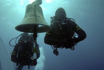 Los buzos de Carabineri inspeccionan la embarcación, que quedó sumergida desde el viernes pasado, en las costas de la isla de Giglio