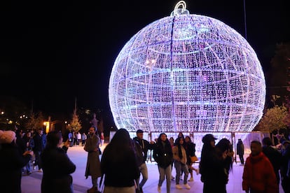 Decoración navideña de Plaza España, presidida por una gran bola de luz.