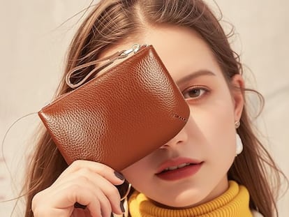 Artículo de EL PAÍS Escaparate que describe carteras baratas para mujer y hombre por menos de 10 euros en Amazon Haul