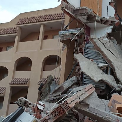 Derrumbe de un edificio de tres plantas en Peñíscola con atrapados.