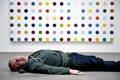 Damien Hirst, con una de sus pinturas de puntos, en la galeria Gagosian en Londres.