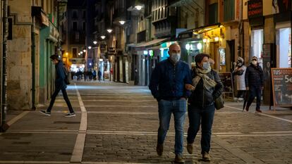 Una pareja pasea por la calle de la Estafeta, este martes en Pamplona.