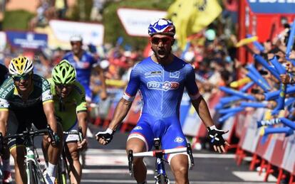 Bouhanni celebra su victoria tras cruzar la meta.