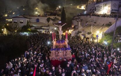 La Cofradía del Cristo del Consuelo, conocida como "Los Gitanos", ha vuelto en la tarde de este Miércoles Santo a las calles de Granada, una procesión que concluyó de madrugada en su regreso a la Abadía del Sacromonte.