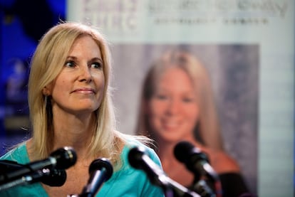 Beth Holloway, mother of Natalee Holloway, in 2010 in Washington, with an image of her daughter in the background.