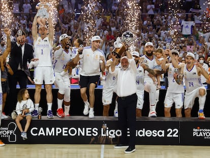 Pablo Laso celebra con sus jugadores la consecución del título de la Liga Endesa tras vencer al Barça, este domingo en el WiZink Center de Madrid.