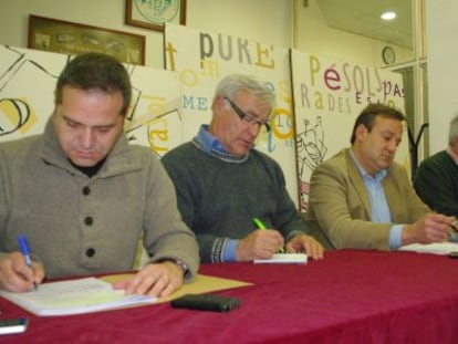 Los portavoces de la oposici&oacute;n Amadeu Sanchis, Joan Rib&oacute; y Vicent Sarri&agrave; en la asamblea de Aumsa. 