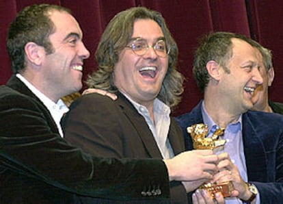 Paul Greengrass, director de <b></b><i>Domingo sangriento,</i> entre el actor James Nesbitt y el productor Mark Redhead, tras recibir el Oso de Oro de la Berlinale.