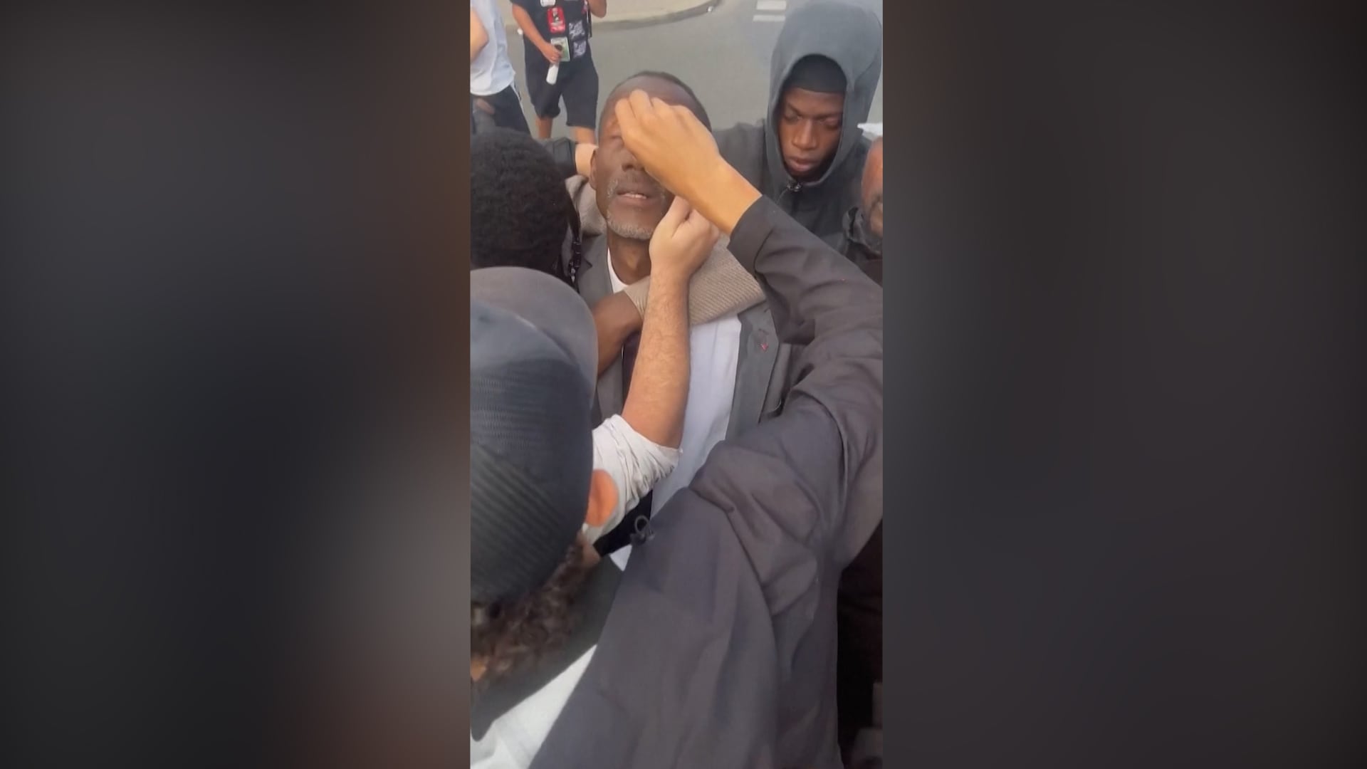 La policía francesa gasea al alcalde de Saint-Denis durante las protestas de estudiantes