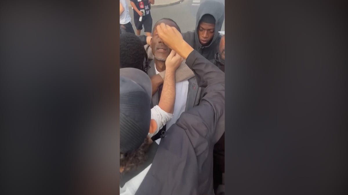 फ्रेंच पुलिस ने छात्र विरोध प्रदर्शन के दौरान सेंट डेनिस के मेयर को जगाया