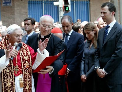 Benedicto XVI, en presencia de los Pr&iacute;ncipes de Asturias y Francisco Camps y Juan Fernando L&oacute;pez Aguilar en su visita a Valencia en 2006. 