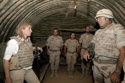 La ministra de Defensa, Carme Chacón, durante su visita a las tropas españolas.