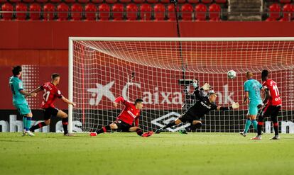 El delantero argentino del FC Barcelona Leo Messi marca el cuarto gol ante el Mallorca, durante el partido de la jornada 28 de LaLiga que Real Mallorca y FC Barcelona disputan este sábado en el estadio de Son Moix, en Palma.