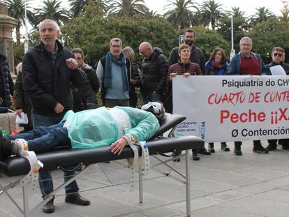 Concentración del Movimiento Gallego de Salud en el Obelisco de A Coruña este diciembre.