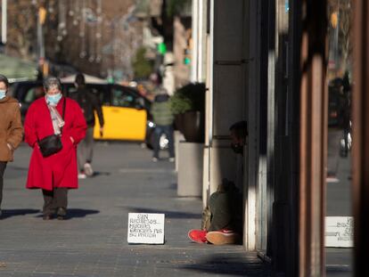 Una persona pide limosna en el centro de Barcelona.