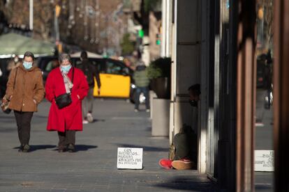 Una persona pide limosna en el centro de Barcelona.