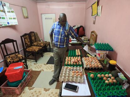 James Kung'u, el director de la escuela Roka mira las bandejas de huevos que ha recolectado en su oficina, que ha convertido en una tienda para sus productos agrícolas, después de atender a los pollos que están criando en algunos de las aulas convertidas en gallineros. <p>De las casi 90.000 escuelas que abarcan de educación infantil a secundaria en Kenia, casi un tercio son privadas, en manos de empresarios y organismos religiosos o benéficos. En las últimas décadas, las cifras de asistencia a primaria se han multiplicado hasta superar el 90% en 2016, pero mientras que el número de escuelas públicas ha aumentado el 13%, las privadas han surgido como hongos, con un crecimiento de más del 64%.</p>