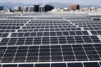 Paneles solares en el tejado del Centro de Convenciones de Los Ángeles.