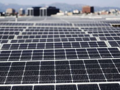 Paneles solares en el tejado del Centro de Convenciones de Los Ángeles.