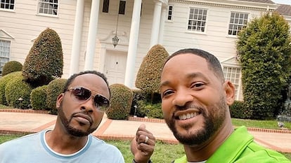 Will Smith y Jazzy Jeff, junto a la mansión de 'El príncipe de Bel Air' en una foto de Instagram.