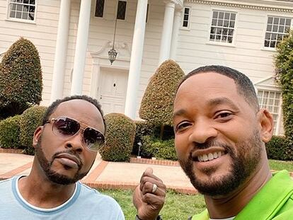 Will Smith y Jazzy Jeff, junto a la mansión de 'El príncipe de Bel Air' en una foto de Instagram.