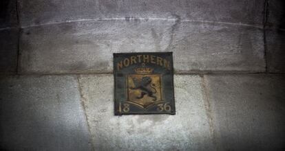 Placa de la companyia d'assegurances Northern al carrer de Sants.