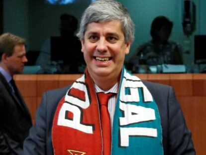 El ministro de finanzas portugu&eacute;s posa con una bufanda de Portugal hoy al inicio del Ecofin.