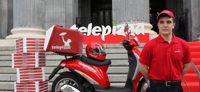 Un repartidor de Telepizza enfrente del Palacio de la Bolsa de Madrid.