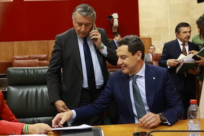 El presidente de la Junta, Juanma Moreno (a la derecha), durante el debate, este jueves.