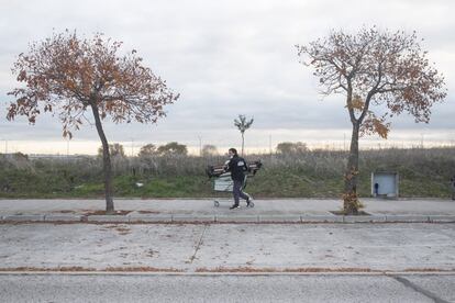 Baldomero recorre unos 10 o 12 kilómetros al día por todo Leganés, hasta que consigue llenar el carro. Hay veces que ha llegado a acumular 90 o 100 kilos, aunque luego eso no se ha traducido en mayor beneficio, porque todo depende del material que se ofrezca.